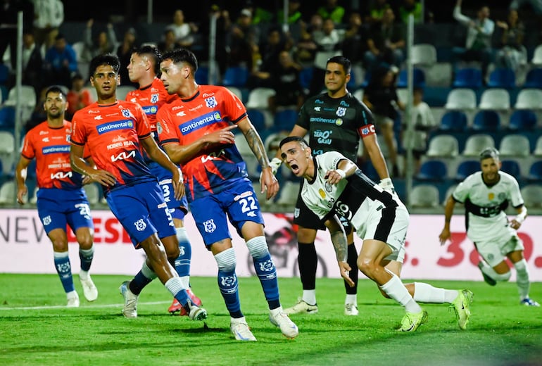 Olimpia derrotó al 2 de Mayo y quedó a 3 puntos de Libertad en la antesala del clásico blanco y negro