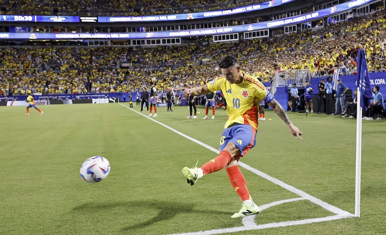 James Rodríguez, jugador de la selección de Colombia, ejecuta un tiro libre de esquina en el partido frente a Uruguay por las semifinales de la Copa América 2024 en el Bank of America Stadium, en Charlotte, North Carolina. 