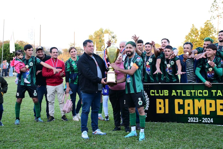 El presidente de la Liga Sapuqueña de Fútbol, Andrés Ruiz Diaz, entrega la Copa al capitán del Club Talleres Atlético, Gustavo Martínez.