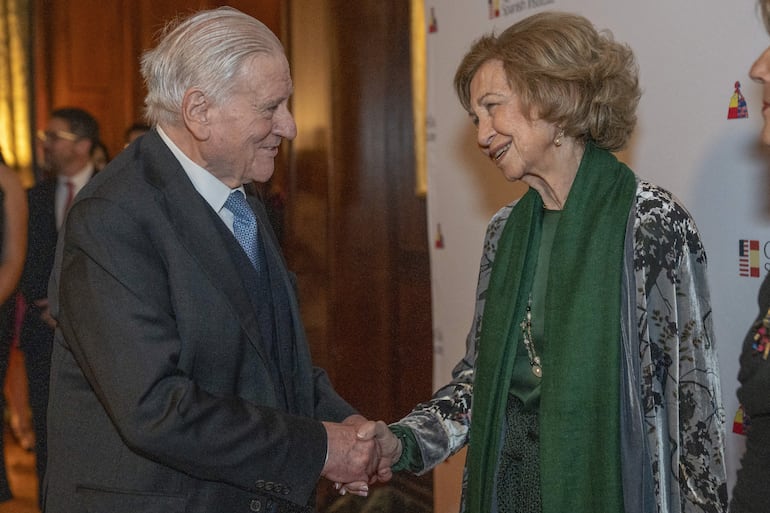 La Reina Sofia saluda al doctor Valentín Fuster durante el acto de premiación al director de orquesta venezolano Gustavo Dudamel, durante la celebración al 70 aniversario del museo Queen Sofía Spanish Institute de New York. (EFE/ Ángel Colmenares)
