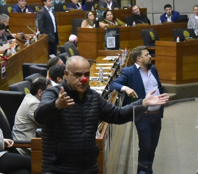 El colorado cartista Basilio "Bachi" Núñez, pese a no estar en la lista de los menos productivos, igual tuvo tiempo para colocarse una nariz de payaso en plena sesión de Diputados.