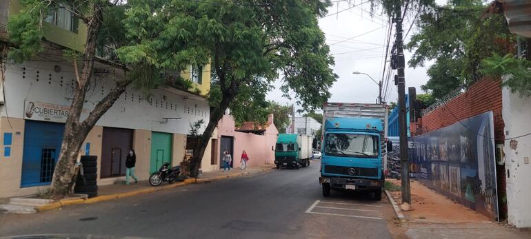 Los camioes, estacionados donde no está permitido, cierran media canzada de la calle Jejuí.