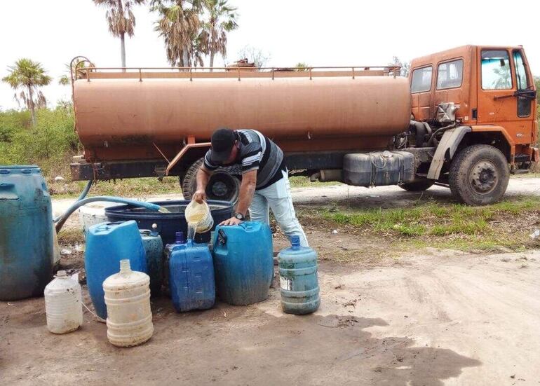 Los ciudadanos chaqueños recargan el agua en bidones. 