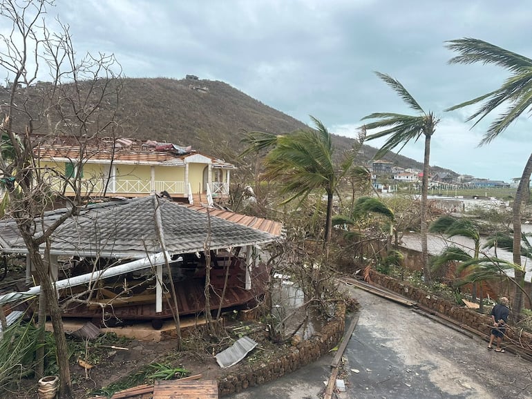 El paso del huracán Beryl dejo destrucción en islas de San Vicente y las Granadinas.
