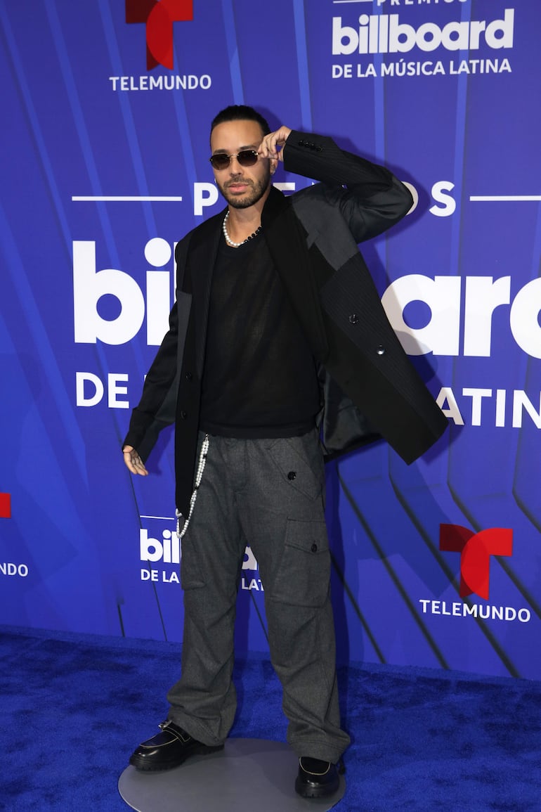 El cantante estadounidense Prince Royce así pasó por la alfombra azul de los premios Billboard de la Música Latina, en el Jackie Gleason Theatre, en Miami Beach. (EFE/ Marlon Pacheco)
