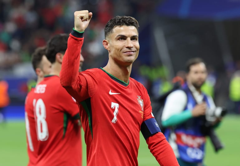 Cristiano Ronaldo, jugador de la selección de Portugal, celebra la victoria por penales y clasificación a los cuartos de final de la Eurocopa 2024 al superar a Eslovenia en Frankfurt, Alemania.