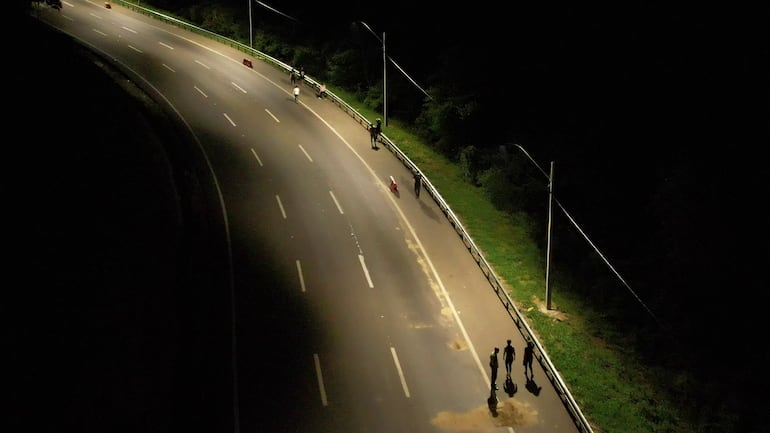 De noche y madrugada, aprovechando el ambiente agradable, los peregrinos marchan rumbo a Caacupé.