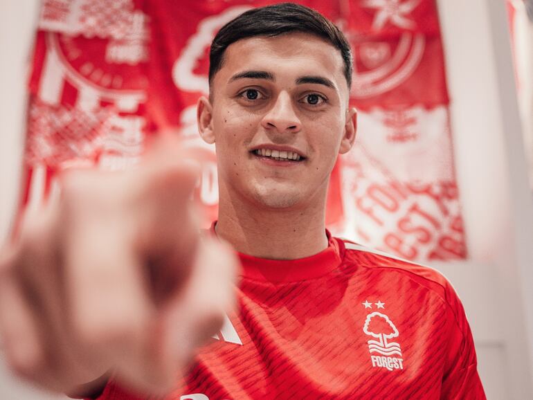 La presentación oficial del futbolista paraguayo Ramón Sosa en el Nottingham Forest de la Premier League de Inglaterra.