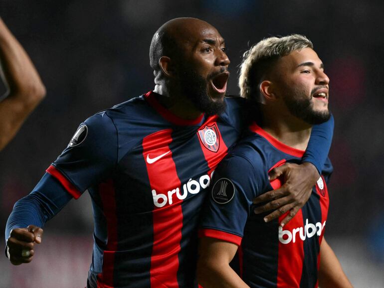 El paraguayo Iván Leguizamón (d), jugador de San Lorenzo de Almagro, festeja un gol en el partido frente a Liverpool por la quinta fecha de la fase de grupos de la Copa Libertadores 2024 en el estadio Nuevo Gasómetro, en Buenos Aires, Argentina