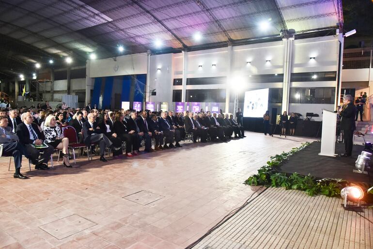 El Rector de la Universidad Católica, presbítero profesor doctor Narciso Velázquez Ferreira, resaltó las cualidades del edificio.