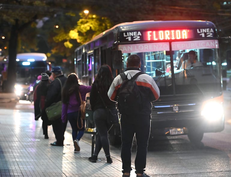 Pasajeros día a día reportan que esperan bastante tiempo la llegada de los buses.