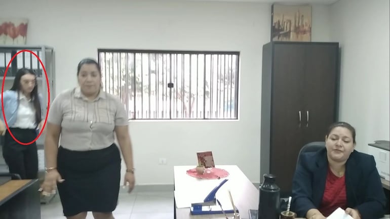 La "neposister" Patricia Alejandra Orué Estigarribia cuando simulaba ser funcionaria de la oficina de Diben en Ciudad del Este.