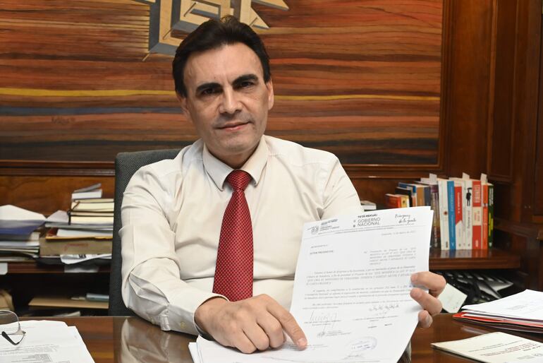 El ministro Carlos Pereira presentó hoy el proyecto de ley que modifica la carta orgánica del Ministerio de Urbanismo, Vivienda y Hábitat (MUVH) para construir viviendas, con apoyo del sector privado. 