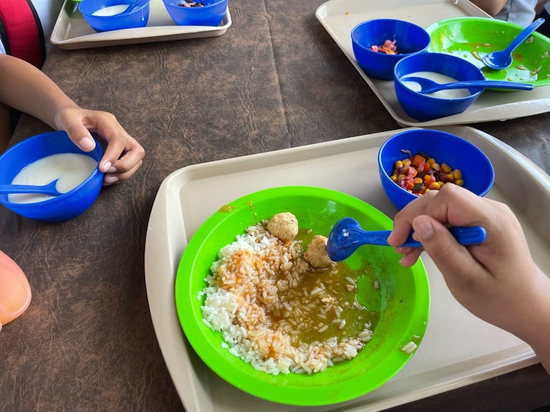 El menú de hoy, en el Colegio San Jorge de Mariano Roque Alonso, fue albóndiga con arroz y crema de postre.