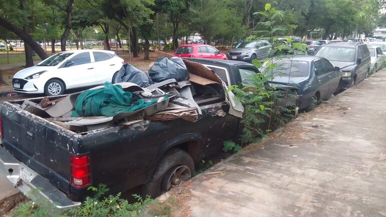 Vehículos abandonados en la vía pública utilizados como basurero.