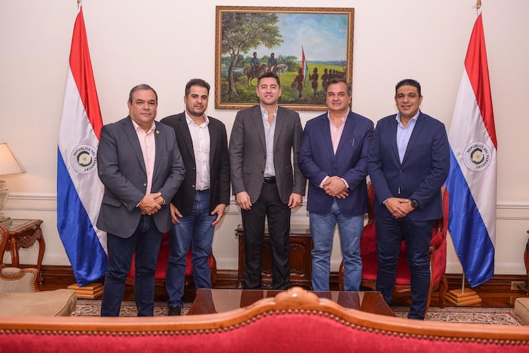 Los diputados colorados de Fuerza Republicana Rubén Roussillón, Carlos Núñez Salinas, Carlos Arrechea y Hugo Meza se reunieron ayer con el vicepresidente Pedro Alliana (c).