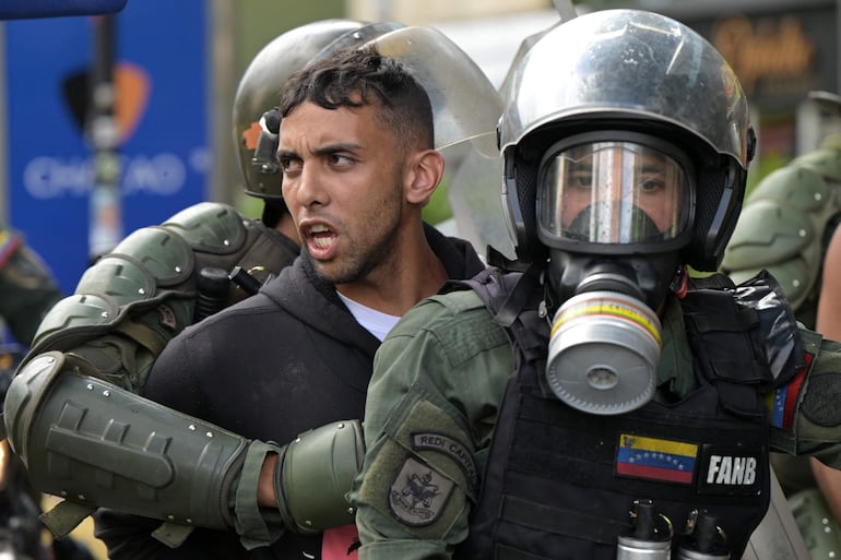 Policías detienen a un manifestante durante una protesta en Caracas, Venezuela, el pasado martes.