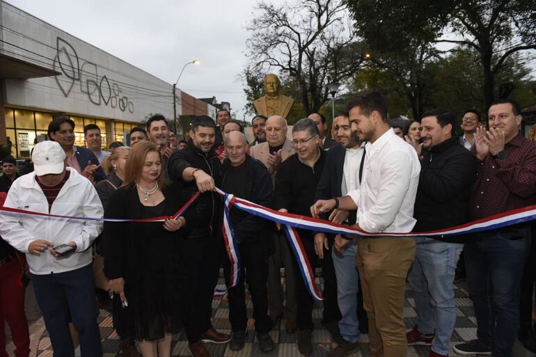 Óscar "Nenecho" Rodríguez y su equipo cortando la cinta para inaugurar las obras de Carlos Antonio López.