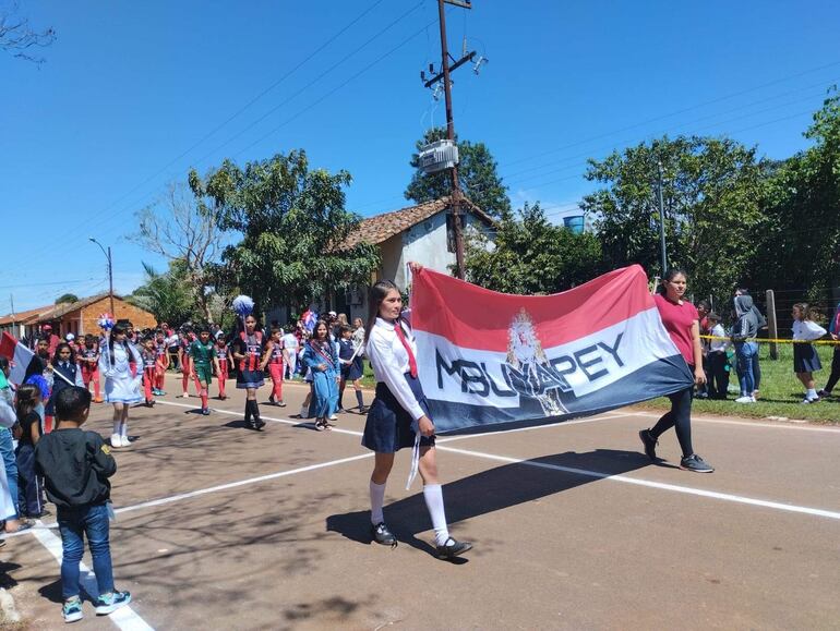 Con desfile estudiantil y policial honran a la santa patrona Virgen de los Dolores y el aniversario 207  de fundación de Mbuyapey.