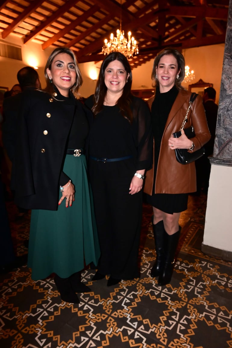 Gloria Acosta, María Luisa Espínola y Cecilia Rodríguez.