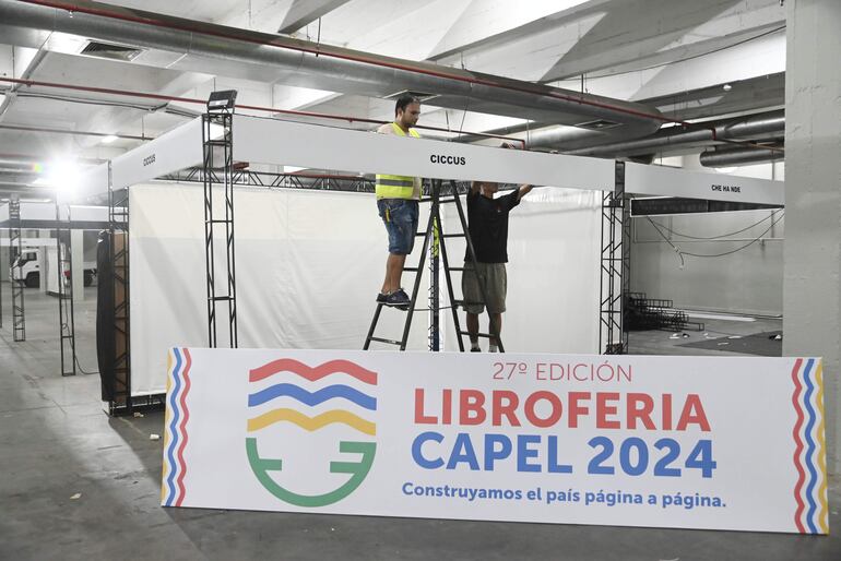 Obreros estaban trabajando ayer en el montaje de los distintos stands que ofrecerá la 27° edición de la Libroferia Capel. El evento se llevará a cabo hasta el 10 de marzo en el Centro de Convenciones Mariscal.