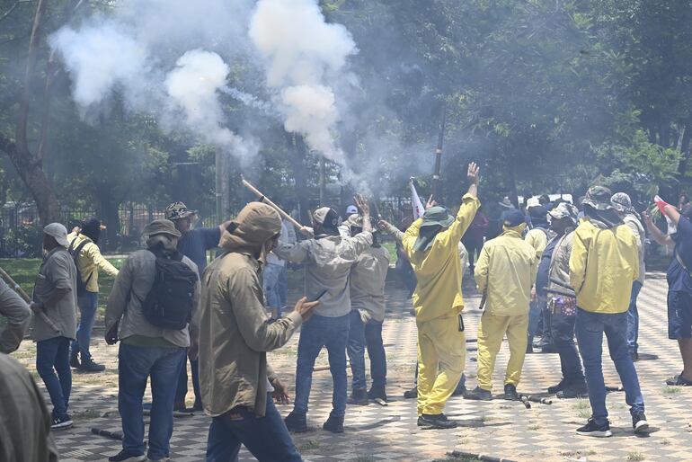 Manifestantes siguen apostados en las inmediaciones del Congreso Nacional.