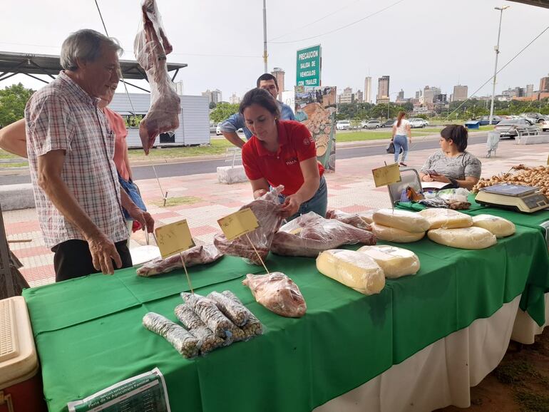 Ofertas de Navidad en al gran feria de la agricultura familiar llevada a cabo en la Costanera de Asunción.