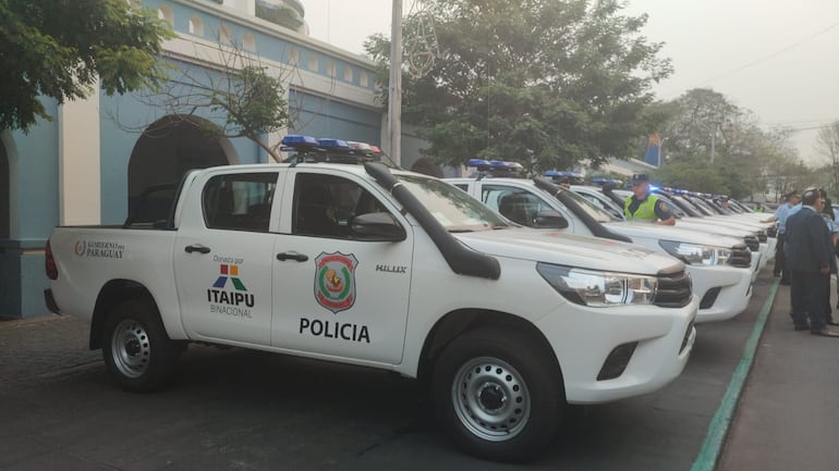 10 camionetas de la marca Toyota Hailux año 2024 fueron distribuidas a instituciones policiales de ciudades de Cordillera.