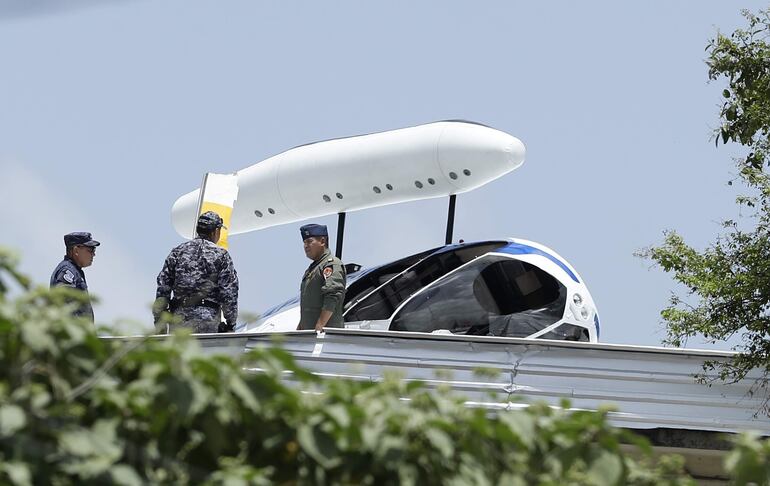 Un helicóptero accidentado sobre el techo de una iglesia, hoy, en San Salvador (El Salvador). Miembros de Policía y Fuerza Área inspeccionan este martes un helicóptero de la Policía Nacional Civil (PNC) que cayó sobre el techo la iglesia La Merced, en el centro de San Salvador, sin que se reporten fallecidos, según informó la corporación policial.  