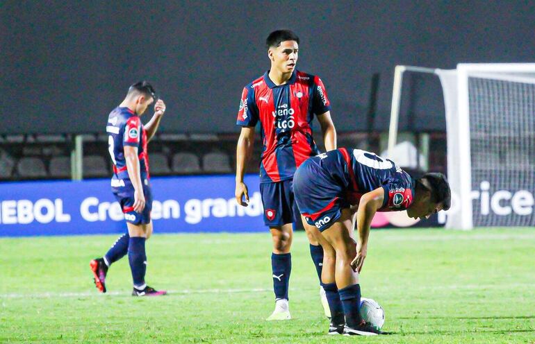 La desazón  de los chicos azulgranas tras la derrota de anoche frente a Palmeiras, por 3-0.