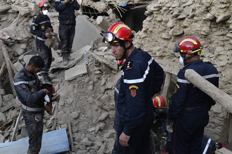 Un equipo de protección civil trabaja para recuperar los cuerpos de las víctimas del terremoto en Amizmiz, al sur de Marrakech, Marruecos.