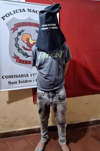 Agentes del grupo Lince capturan a presunto ladrón de motocicleta en Lambaré