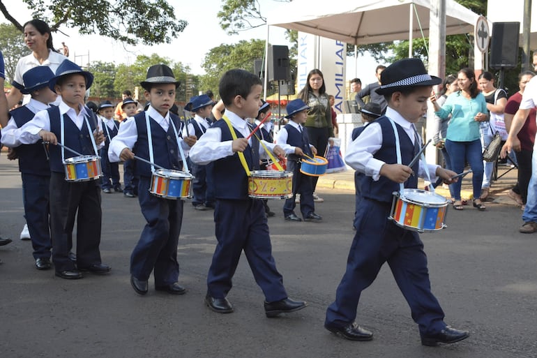 Los pequeños estudiantes rindieron su homenaje a la ciudad.