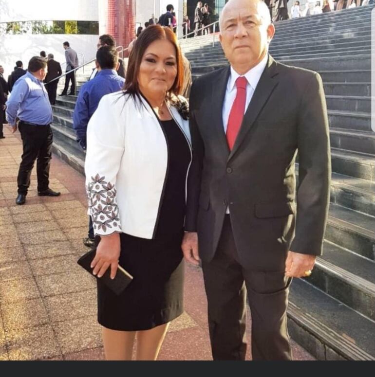 Juan Gregorio Escobar, exconcejal  de Ybycuí, y su esposa, Silvina Franco de Escobar. Ambos figuran como dueños de un valioso lote en el barrio cerrado de Lambaré.