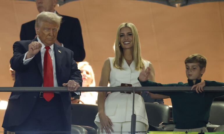 El presidente estadounidense Donald Trump y su hija Ivanka Trump no se perdieron el Super Bowl LIX entre los Kansas City Chiefs y los Philadelphia Eagles en el Caesars Superdome de Nueva Orleans, Luisiana. (EFE/EPA/ERIK S. LESSER)
