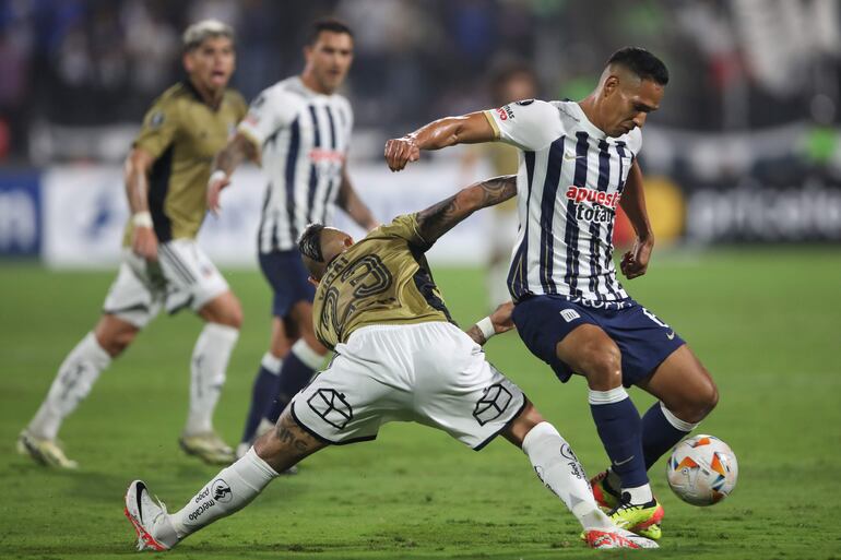 El chileno Arturo Vidal (i), jugador de Colo Colo, disputa un balón en el partido frente a Alianza Lima por la fase de grupos de la Copa Libertadores 2024 en el estadio Alejandro Villanueva, en Lima, Perú.