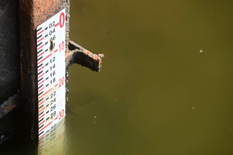 Marca del nivel del río Paraguay, ayer en el Puerto de Asunción, -0,30 metros. Sin ser periodo de estiaje el nivel del rio paraguay está cerca de record histórico, que es de -0,75 metros, del 6 de octubre de 2021.