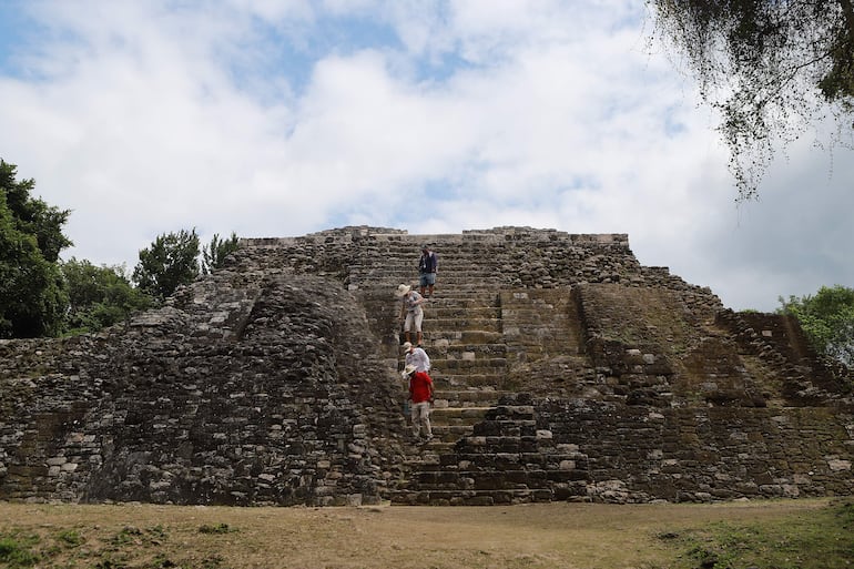 Turistas recorren la zona arqueológica de Ichkabal este lunes en el municipio de Bacalar en Quintana Roo (México). El Gobierno de México abrió este año al público la zona arqueológica de Ichkabal, una ciudad más antigua que Chichén Itzá y descubierta hace tres décadas por un grupo de arqueólogos mexicanos escondida entre la selva maya, en el Caribe mexicano. 
