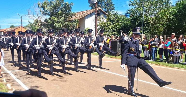 Cadetes de la Academia de Policía, General José Eduvigis Díaz y la Escuela de Sub Oficiales José Merlo Saravia, participaron del desfile en Mbuyapey.