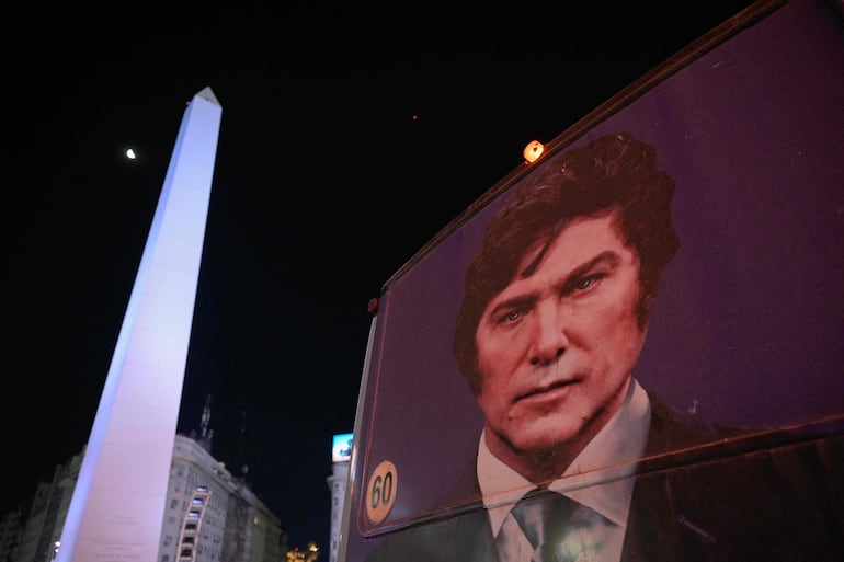 Una imagen del presidente electo argentino, Javier Milei, en un bus cerca del Obelisco de Buenos Aires, el pasado domingo.