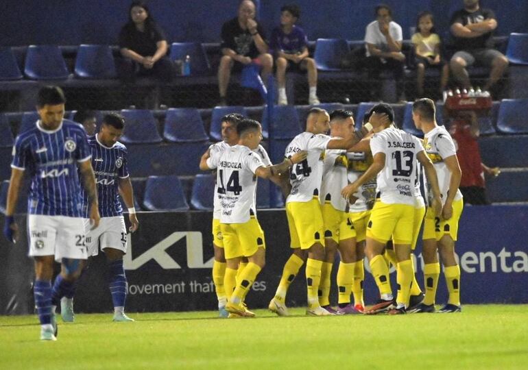 Los futbolistas del Sportivo Trinidense festejan un gol en el partido ante Sol de América por la quinta fecha del torneo Apertura 2024 de fútbol paraguayo en el estadio Luis Alfonso Giagni, en Villa Elisa, Paraguay. 