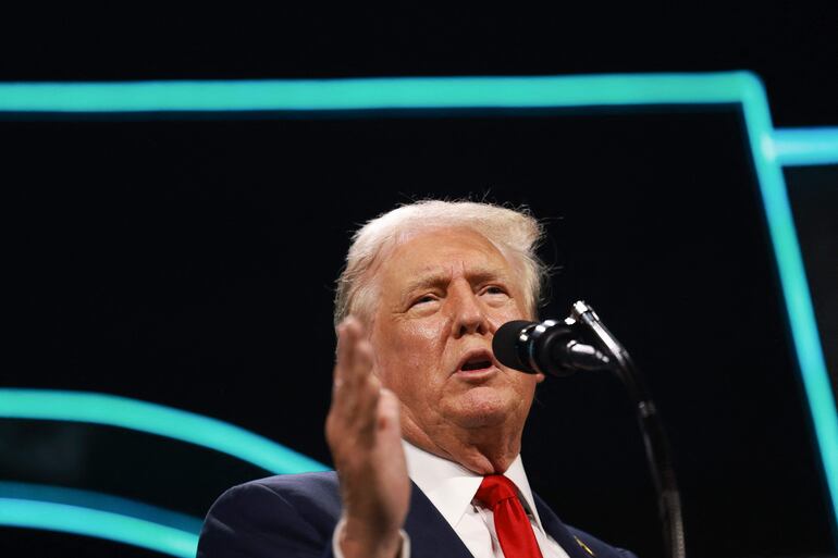 El ex presidente Donald Trump habla durante una conferencia de la Cumbre de Creyentes de Turning Point USA en el Centro de Convenciones de Palm Beach el 26 de julio de 2024 en West Palm Beach, Florida.