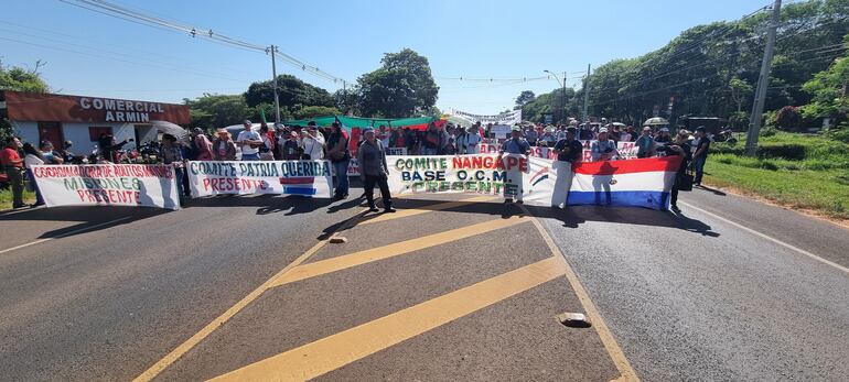 Organizaciones campesinas realizan cierre de rutande manera intermitente en Misiones, exigiendo al Gobierno Nacional quencumpla con su compromiso para con ellos en esta 2024.