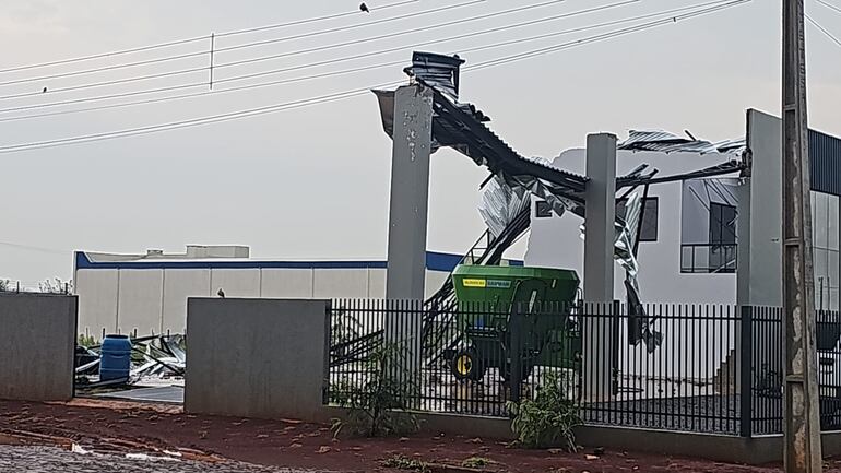 Temporal dejó destrozos a su paso y la falta de energía eléctrica.