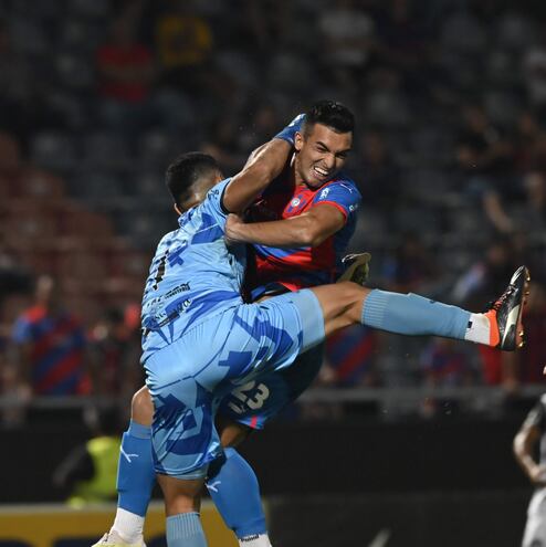 El  atacante azulgrana Alfio Ovidio Oviedo  va a la disputa aérea por el balón ante la salida del portero franjeado Alcides Javier Benítez,  de gran actuación anoche en la Olla de Barrio Obrero.