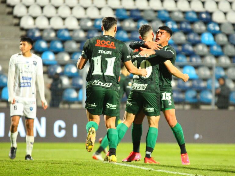 El paraguayo Rodrigo Bogarín (10), jugador de Defensa y Justicia, festeja el tanto del triunfo contra Centro Español por la Copa Argentina 2023 en el estadio El Bosque, en La Plata.