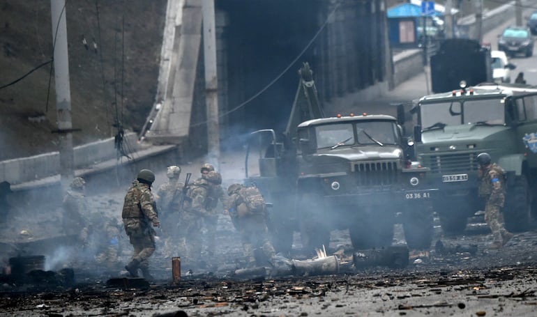 Soldados ucranianos en una zona atacada de Kiev, capital de Ucrania. (AFP)