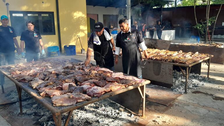 El tradicional asado durante el almuerzo show en la parroquia de San Antonio.