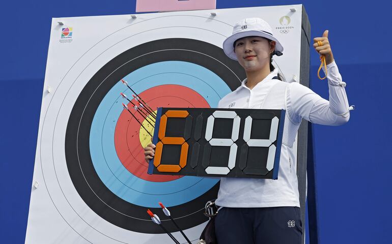 La atleta Lim Sihyeon y la marca femenina histórica de 694 puntos en el Tiro con arco de 70 metros y 72 flechas en los Juegos Olímpicos París 2024 en el Palacio de Los Inválidos, en París, Francia.