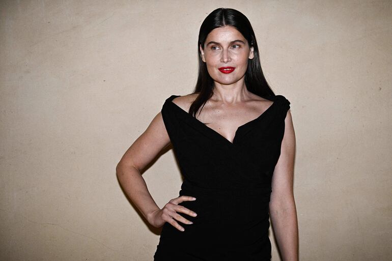 La actriz francesa Laetitia Casta llegando con un look "Total Black" al  París Fashion Week. (JULIEN DE ROSA / AFP)